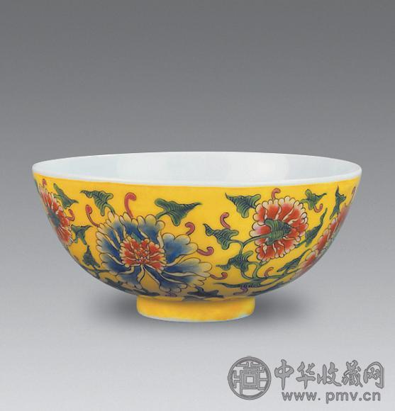 清 黄地粉彩花卉纹碗
