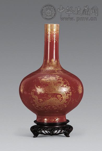 清康熙 郎红釉加金团龙纹瓶(连座)