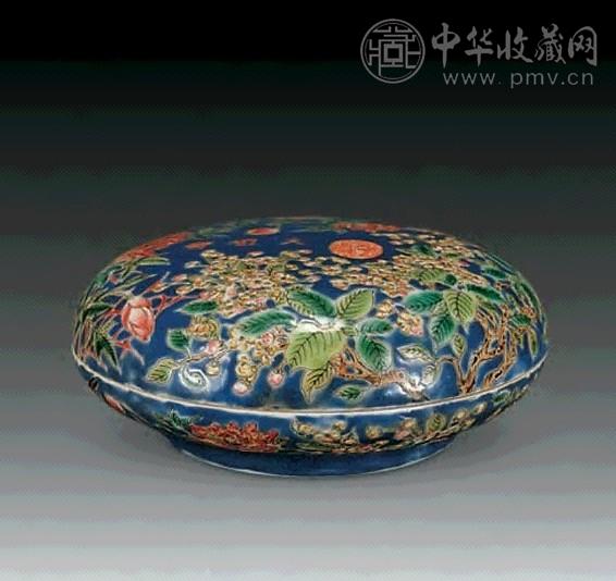 蓝地粉彩花卉纹印盒