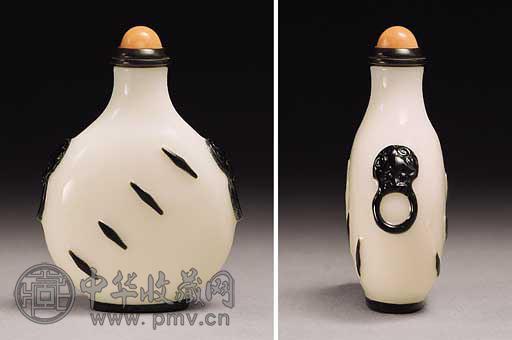 清十八/十九世纪 白地套黑料铆钉纹鼻烟壶