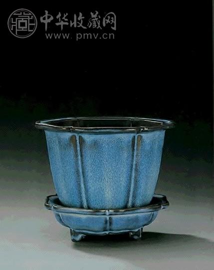 北宋 钧窑天蓝釉葵花式花盆连盆托