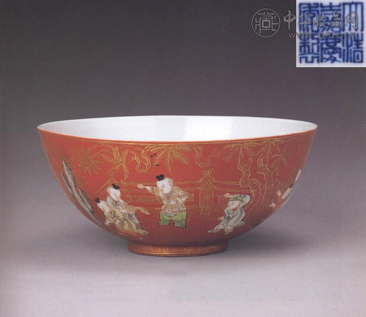 清嘉庆 珊瑚红地粉彩描金婴戏图碗