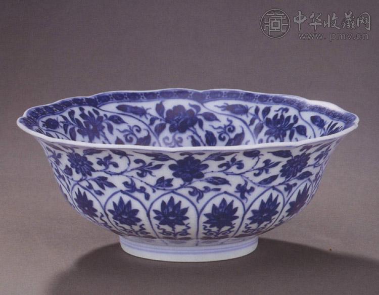 清雍正 青花缠枝花卉花瓣式碗