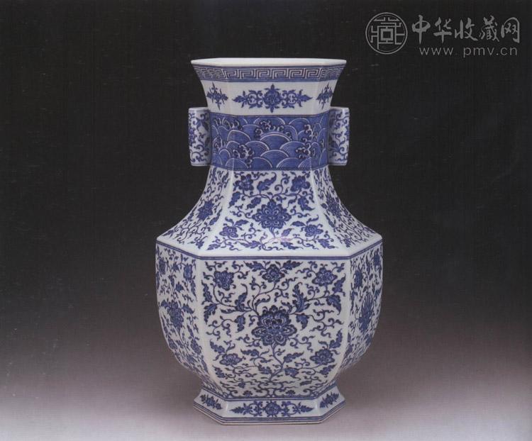 清乾隆 青花缠枝花卉贯耳六方瓶