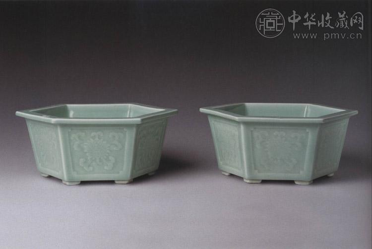 清乾隆 青釉印花卉纹花盆(1对)