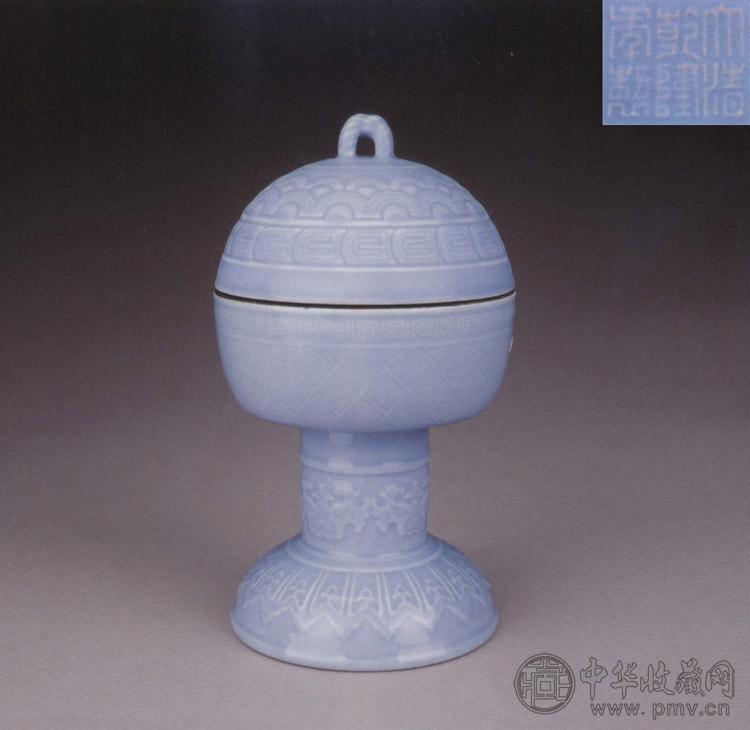 清乾隆 天蓝釉印花豆