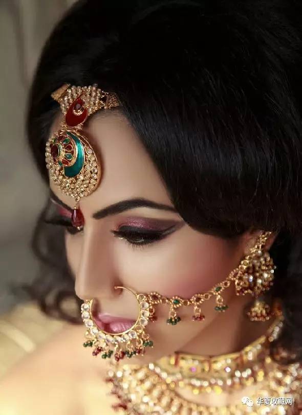 如图:戴鼻环的新娘,鼻环,鼻钉,已成为印度妇女婚否的标志.
