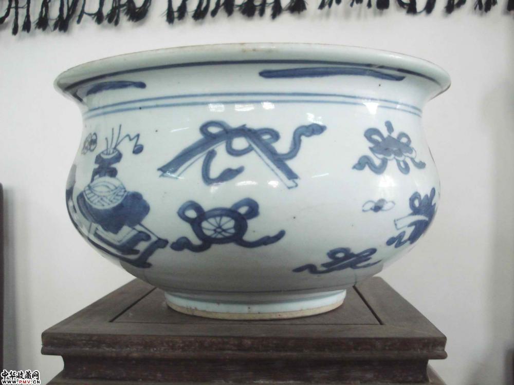 青花杂宝纹香炉