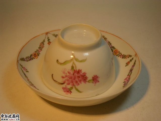 清乾隆 粉彩花卉纹杯碟一套