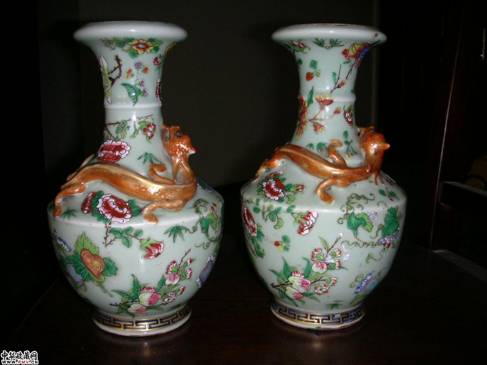 豆青粉彩瓶一对