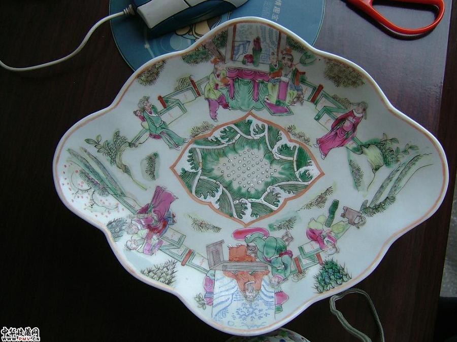 清晚期粉彩人物纹供盘