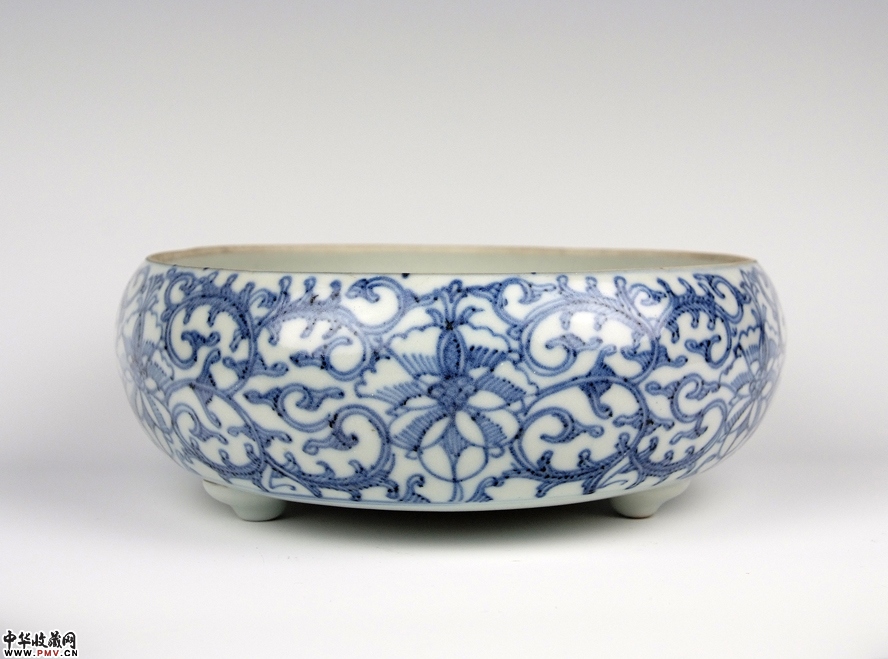 清乾隆晚期缠枝牡丹青花大炉