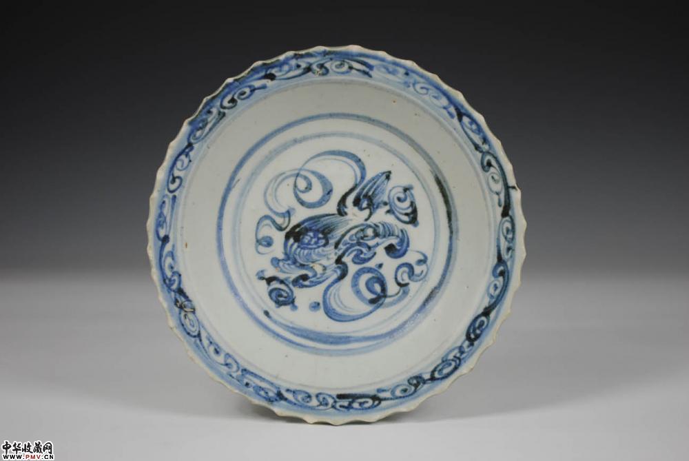 明景泰景德镇窑仿龙泉青花大盘