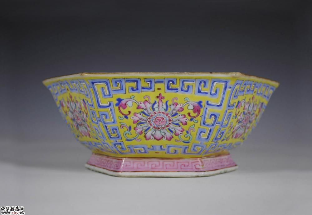 清同治景德镇窑黄地粉彩花卉供碗