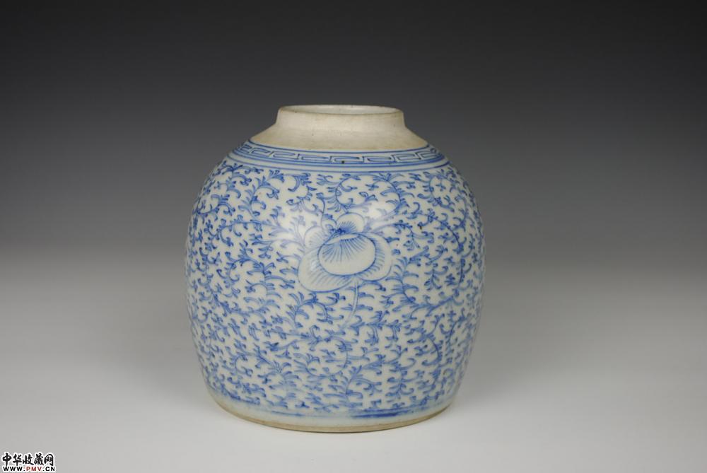 清嘉庆景德镇淡描缠枝牡丹青花大罐