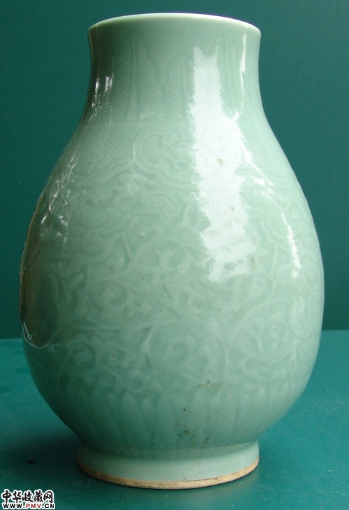 雍正六字款豆青釉暗刻龙纹尊