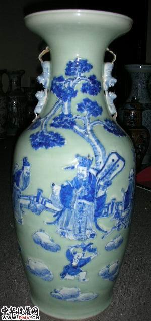 豆青青花加白人物瓶