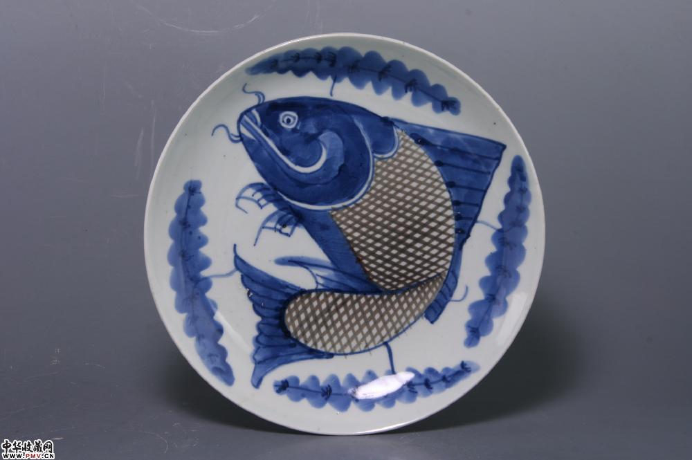清乾隆景德镇窑青花釉里红鱼纹大盘