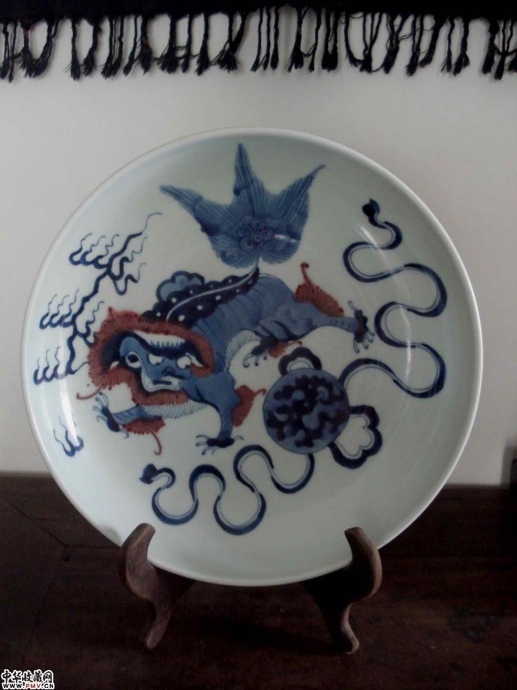 青花釉里红狮球盘