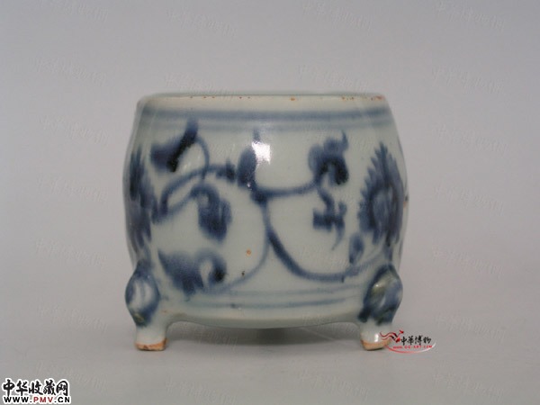 明空白期　景德镇窑青花缠枝菊纹三足炉