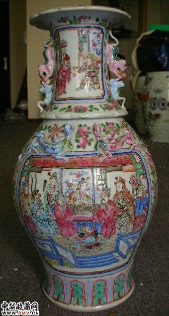 粉彩披肩人物瓶