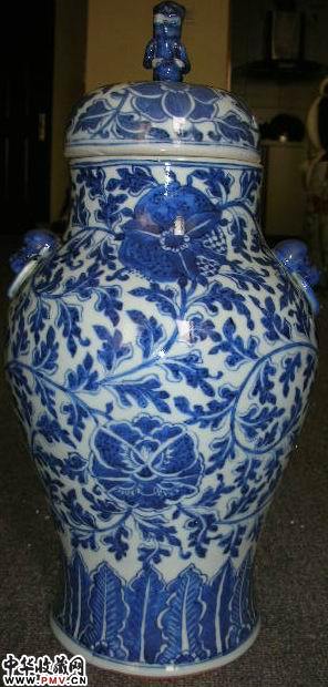 青花缠枝莲盖瓶