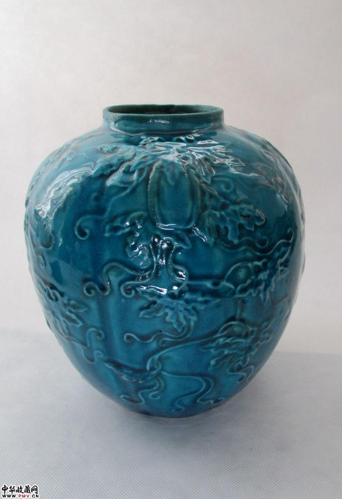 清  景德镇窑孔雀蓝瓜蝶绵绵纹瓜棱罐