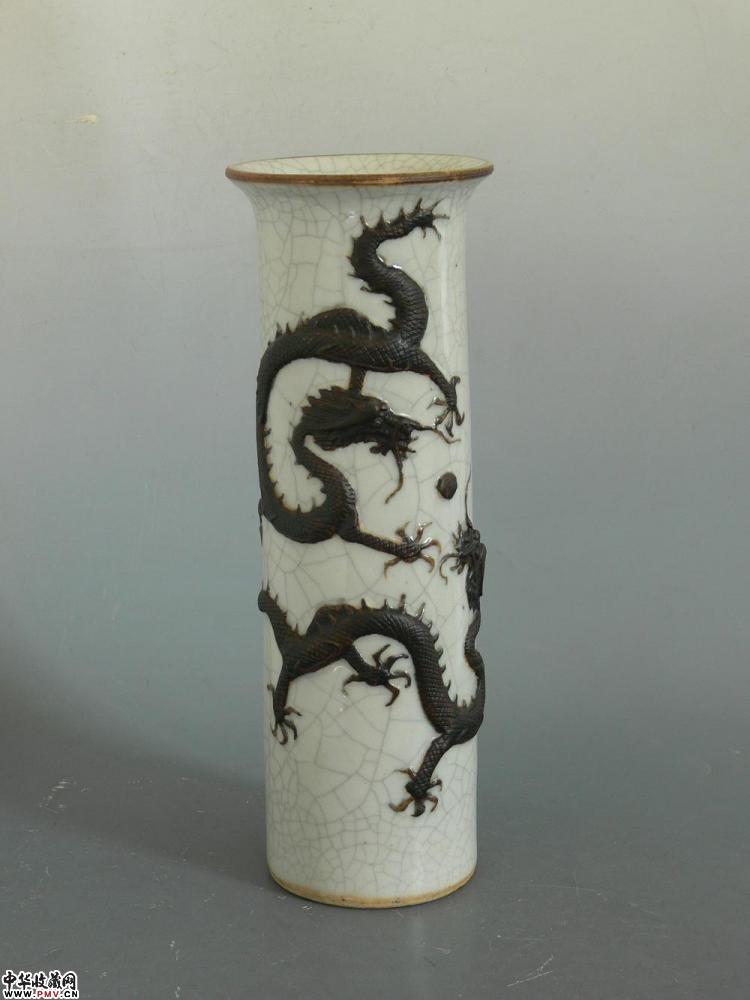 清道光景德镇窑哥地贴铁色双龙戏珠纹花觚