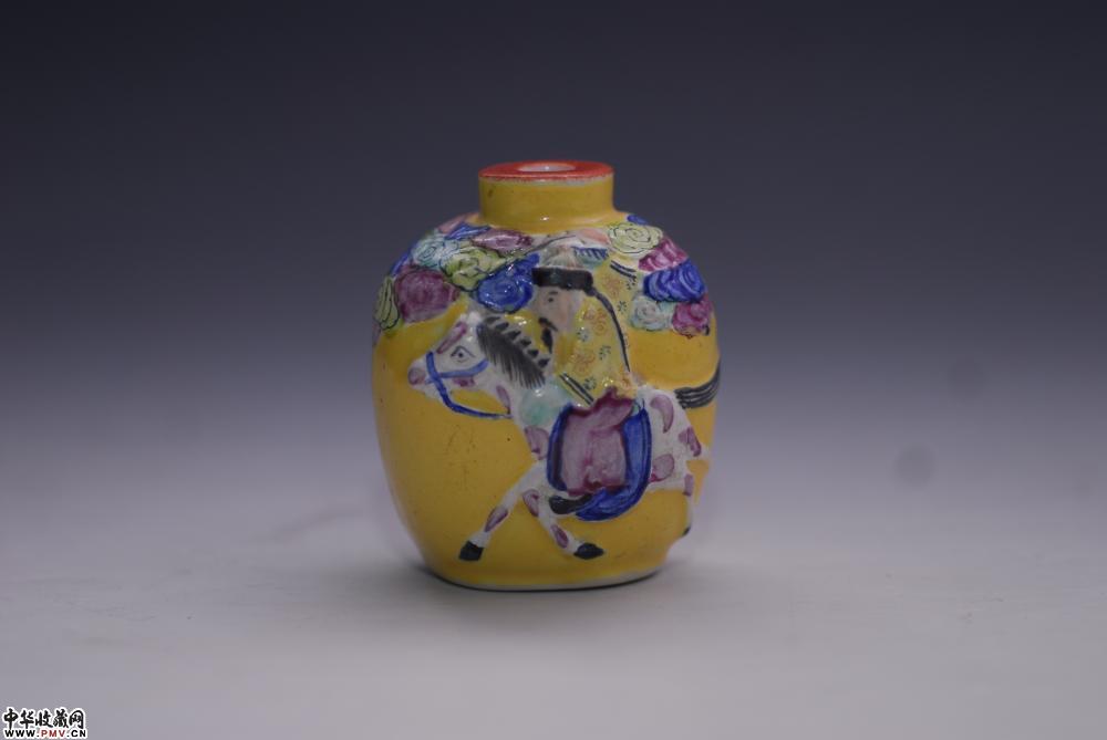 清光绪粉彩雕瓷鼻烟壶