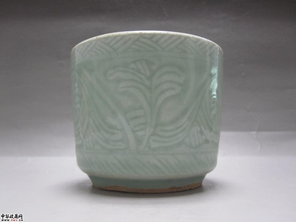 清代景德镇窑豆青釉刻印花卉纹筒式炉《已售》 清代景德镇窑豆青釉刻印花卉纹筒式炉《已售》