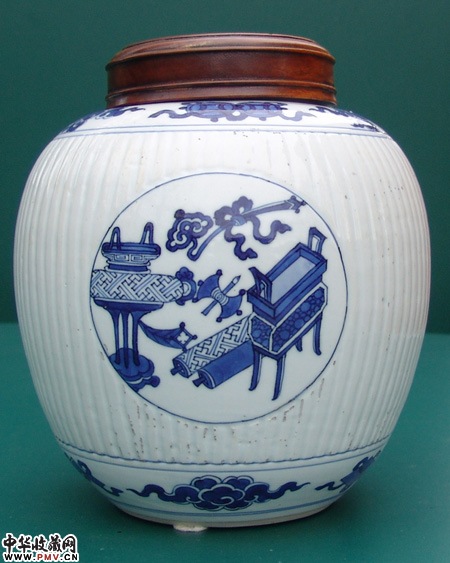 康熙青花三开光瓜愣大罐