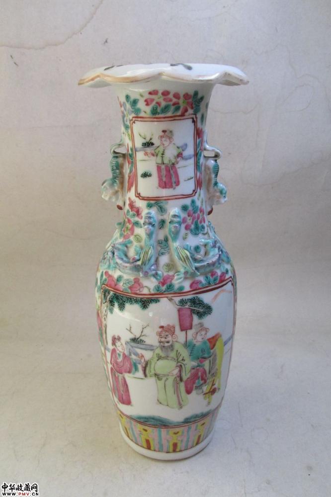 清同治  粉彩狮耳葵口开光人物纹瓶