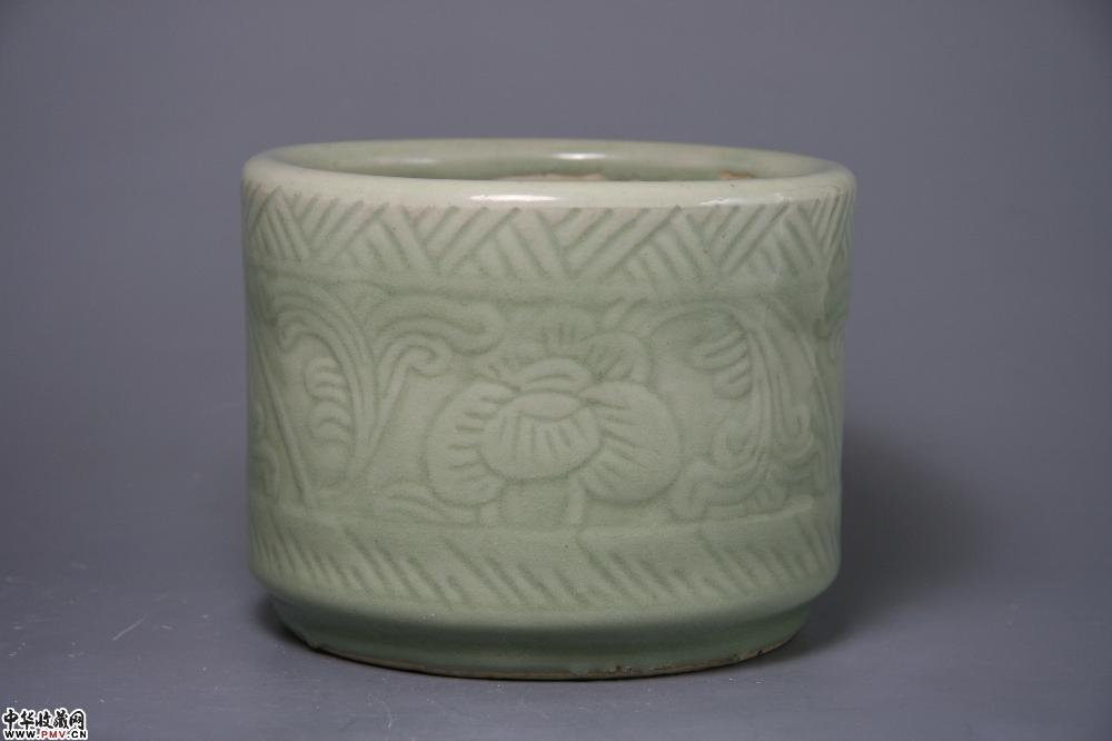 清道光景德镇窑豆青釉印划牡丹纹筒式炉