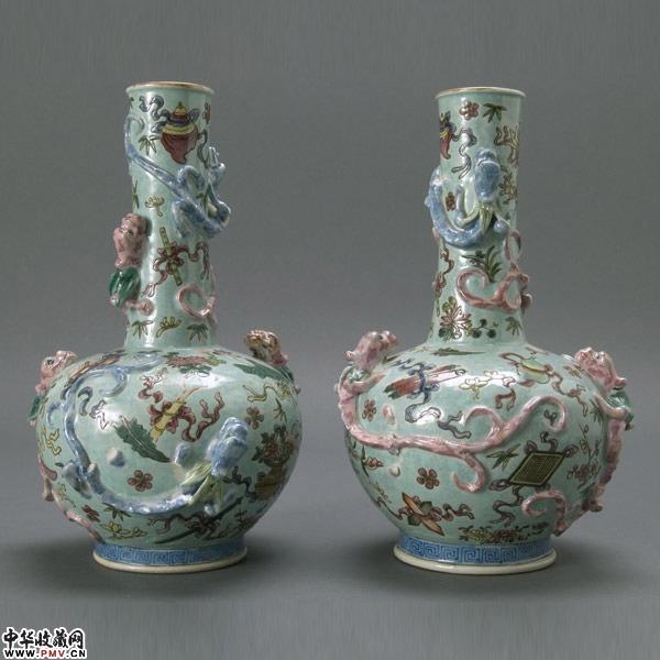 清嘉庆粉彩螭龙赏瓶一对