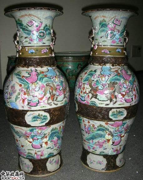 哥釉粉彩人物瓶一对