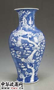 清代 青花留白冰梅观音瓶