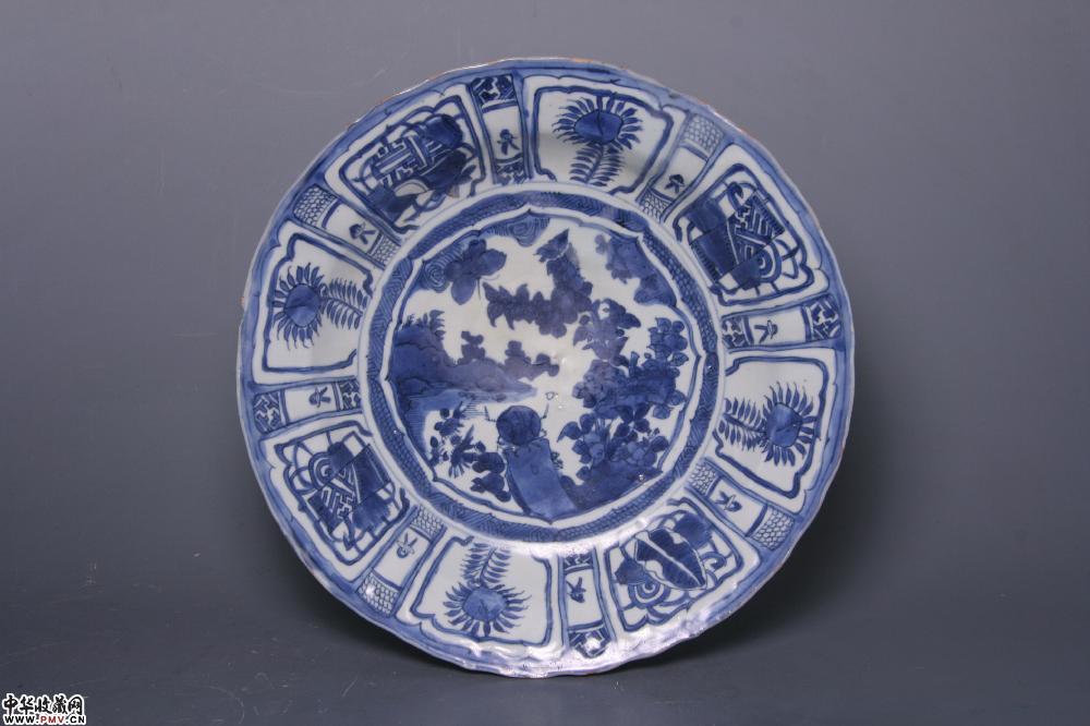明万历景德镇窑青花开光虫草纹菱口盘