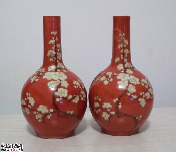 清末民初豇豆红梅花纹长颈瓶