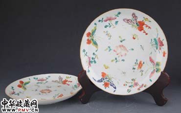 清代 粉彩花蝶纹盘一对