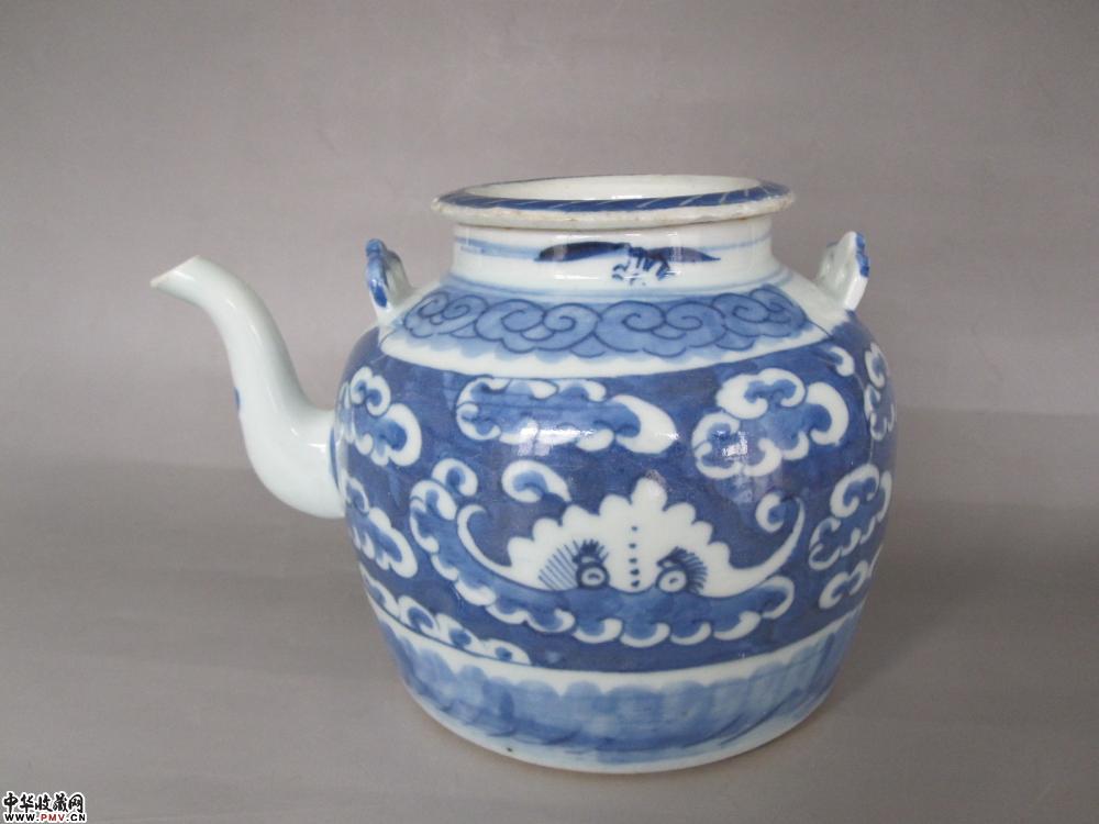 清代乾隆景德镇窑青花蝠云纹大号茶壶 清代乾隆景德镇窑青花蝠云纹大号茶壶