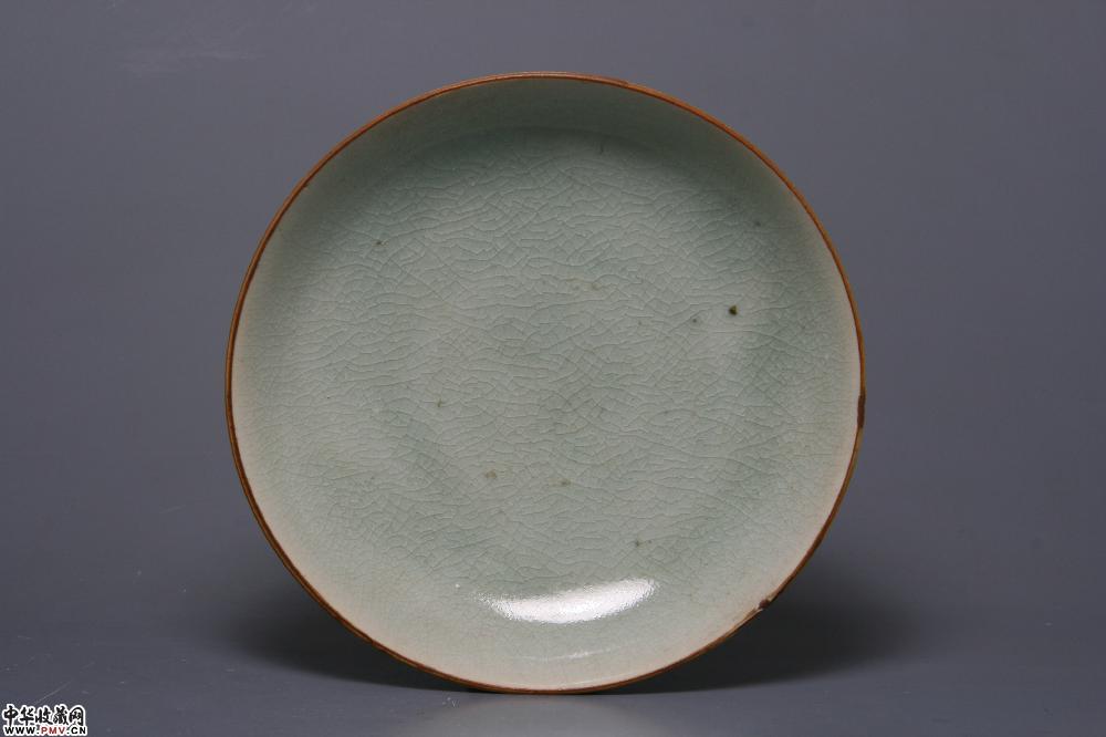 清顺治景德镇窑青釉卧足盘