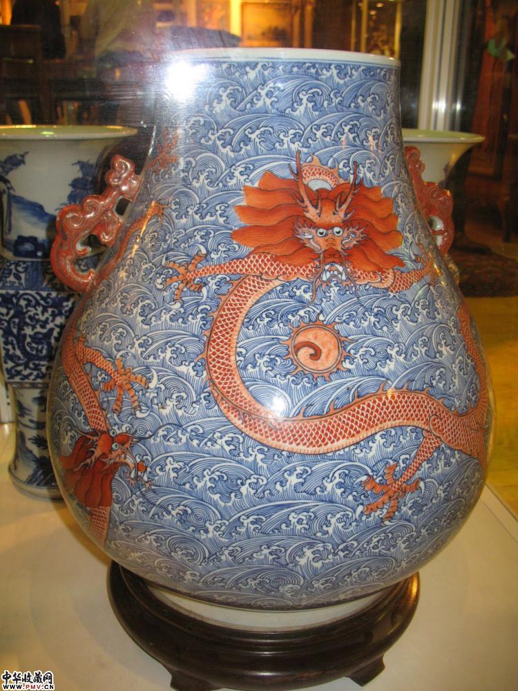 青花矾红龙纹尊