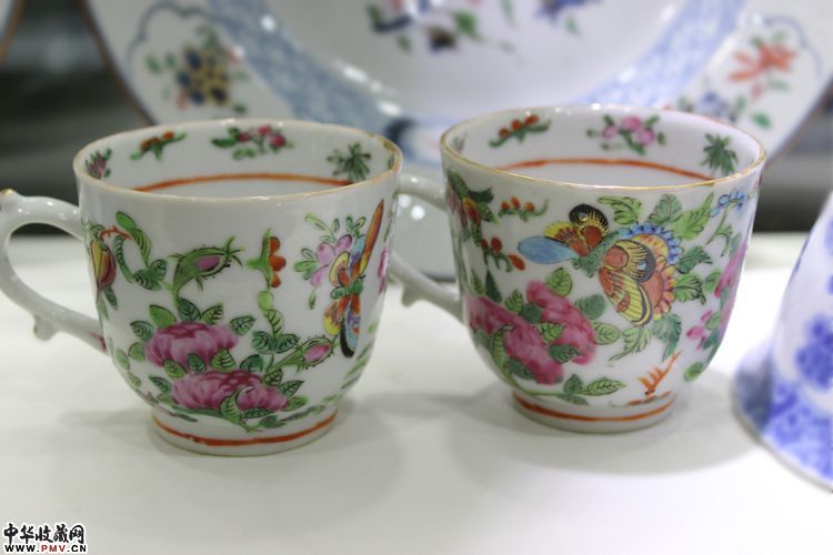 晚清  广彩花鸟彩蝶纹执耳杯一对
