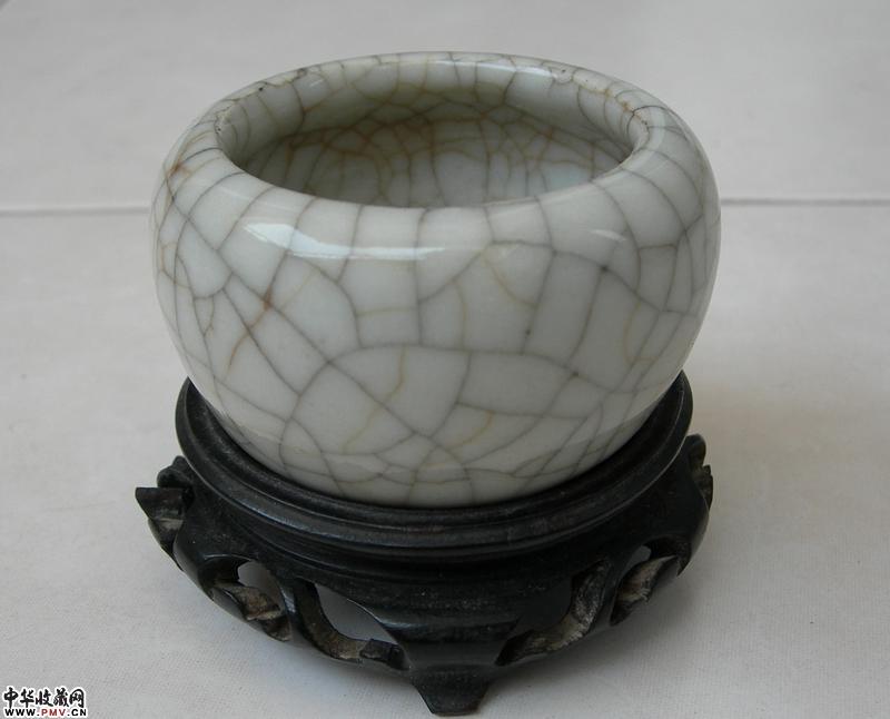 清成化款哥釉水盅