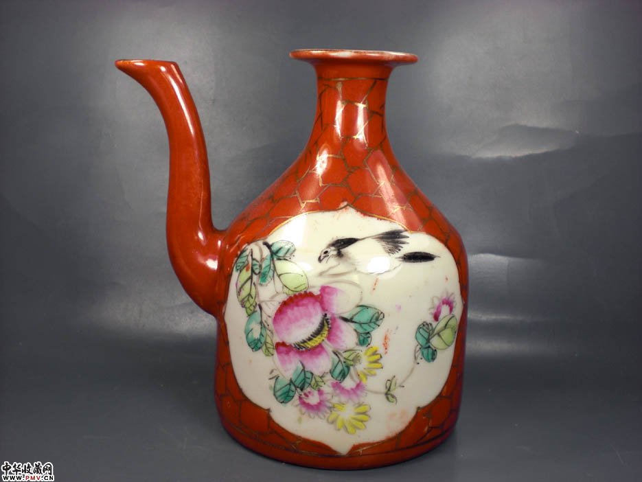 清珊瑚红地开光粉彩花鸟描金壶