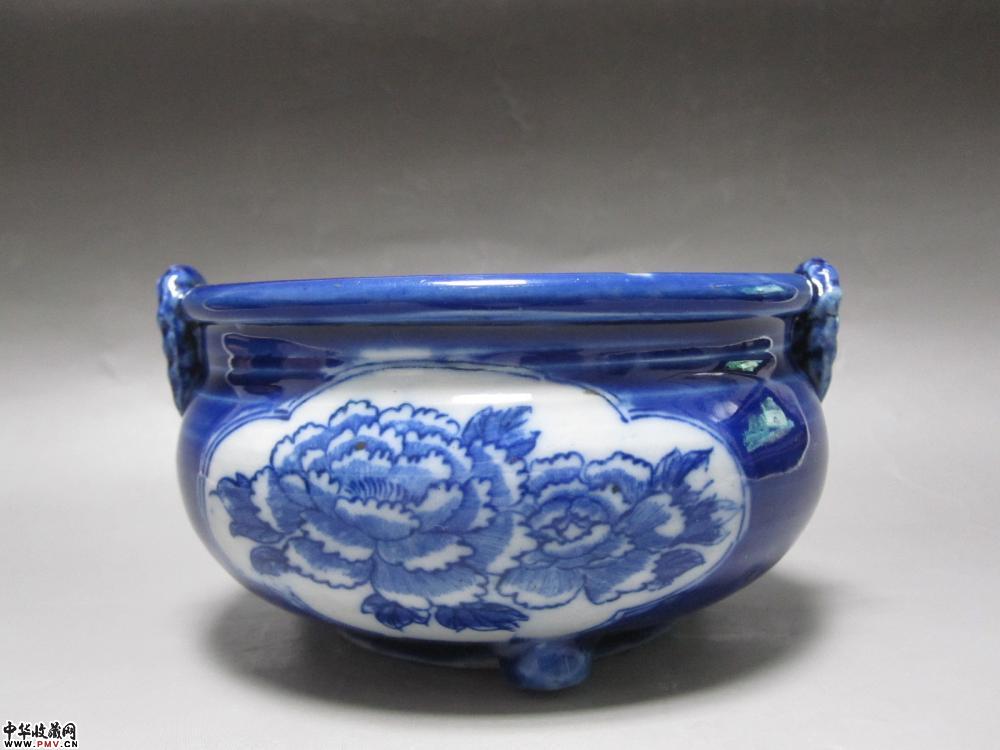 清代兰釉青花开窗兰草牡丹花卉双绳耳炉》《已售》 清代兰釉青花开窗兰草牡丹花卉双绳耳炉》《已售》