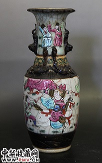 清晚期 哥釉粉彩刀马人物堆塑双兽耳花口瓶