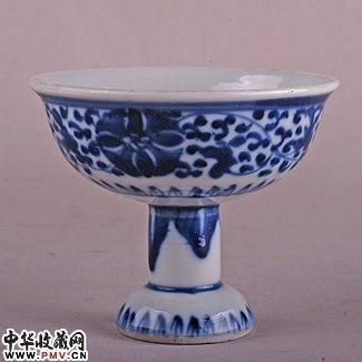 清乾隆 青花缠枝花卉高足杯