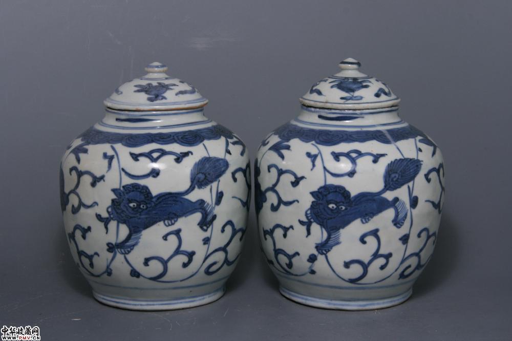 明万历景德镇窑青花穿花狮子纹盖罐（一对）