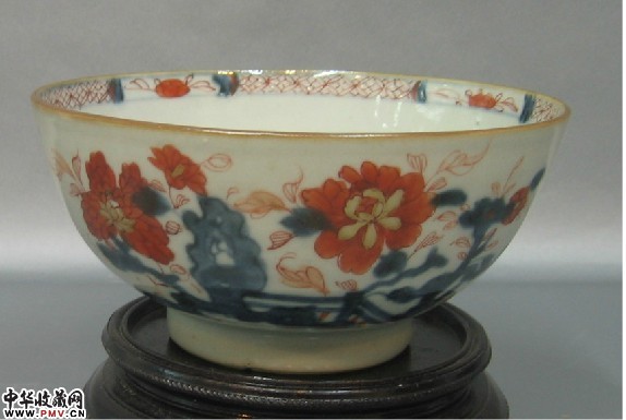 清乾隆青花矾红描金花卉碗一只，直径15厘米 高7.2厘米。全品